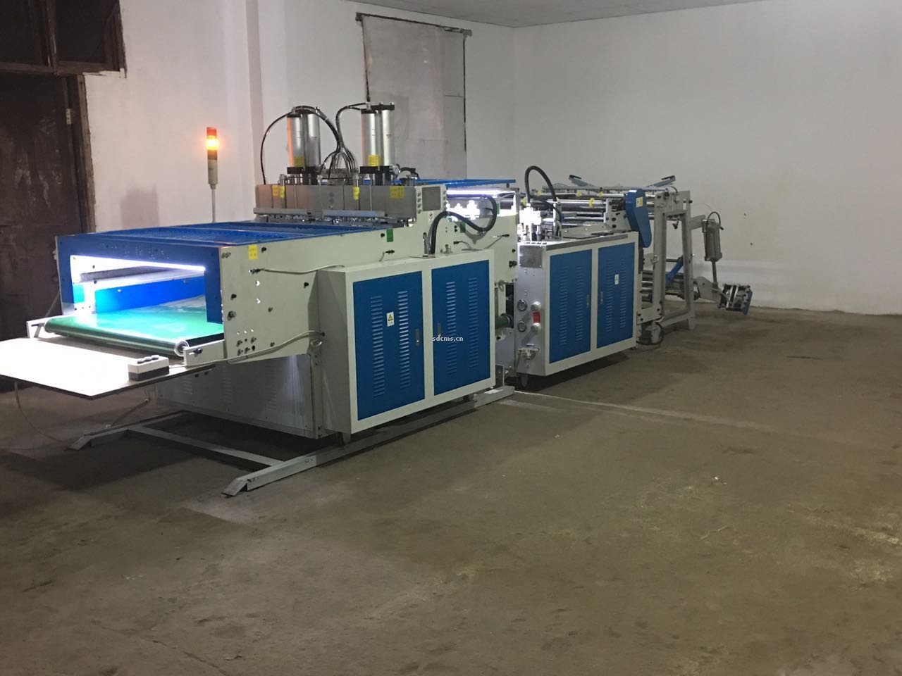 超高速制袋機 超市購物袋制袋機一、特點：本機以HDPE、LDPE筒膜為原料，是制作超市袋、背心袋、馬甲袋、市場袋的理想設(shè)備，本機具有節(jié)省人工、降低成本、一次成型、故障率低、產(chǎn)量高等特點，良好性能的色標跟蹤儀，使封切長度更準確，誤差更小。采用先進的電腦，長度調(diào)整方便，精確。