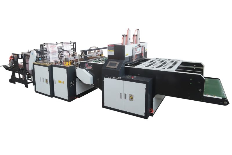 超高速制袋機 超市購物袋制袋機一、特點：本機以HDPE、LDPE筒膜為原料，是制作超市袋、背心袋、馬甲袋、市場袋的理想設(shè)備，本機具有節(jié)省人工、降低成本、一次成型、故障率低、產(chǎn)量高等特點，良好性能的色標跟蹤儀，使封切長度更準確，誤差更小。采用先進的電腦，長度調(diào)整方便，精確。